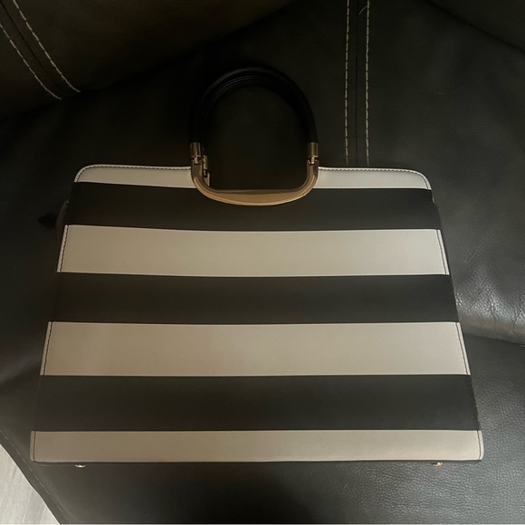 Black & White Striped Leather Purse w/ Zipper Closure and Gold Metal Detailing - Picture 9 of 10
